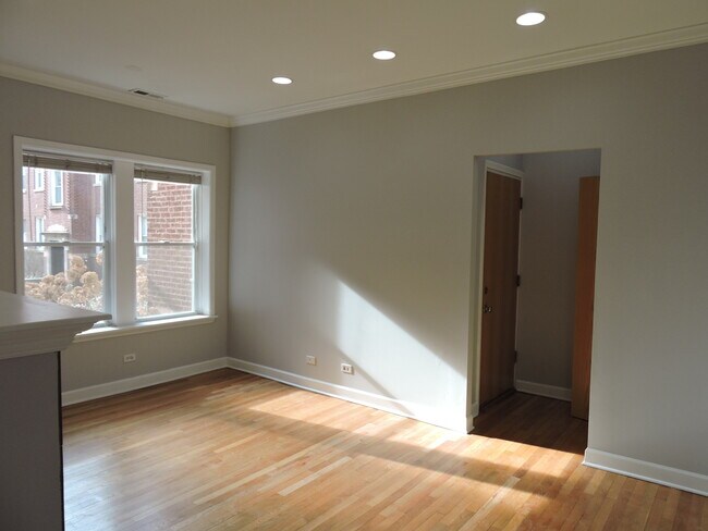 Photo - 1346 1/2 W Estes Ave Unidad 1E