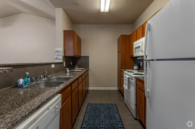 2BR, 2BA - 1,064SF - Kitchen