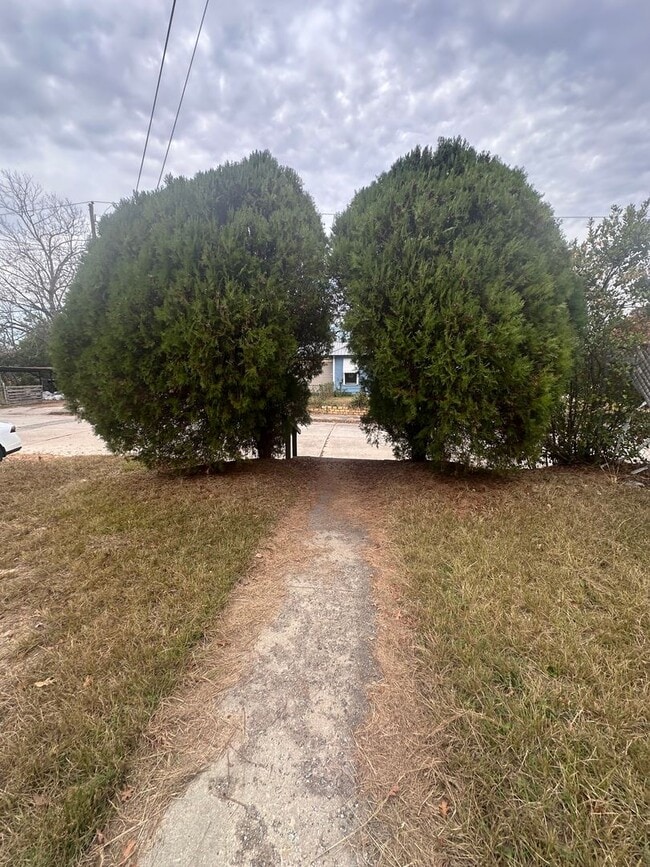 Photo - 3 bedroom 1 bath close to Mercer University!