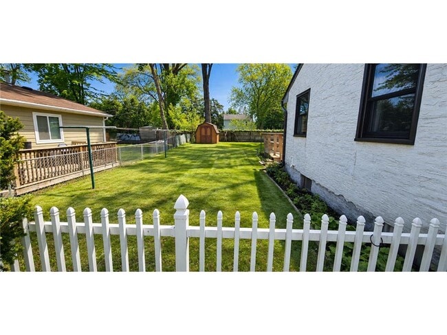Photo - 184 Larpenteur Ave E