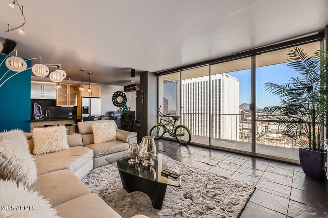 Building Photo - 207 W Clarendon Ave Unit G18