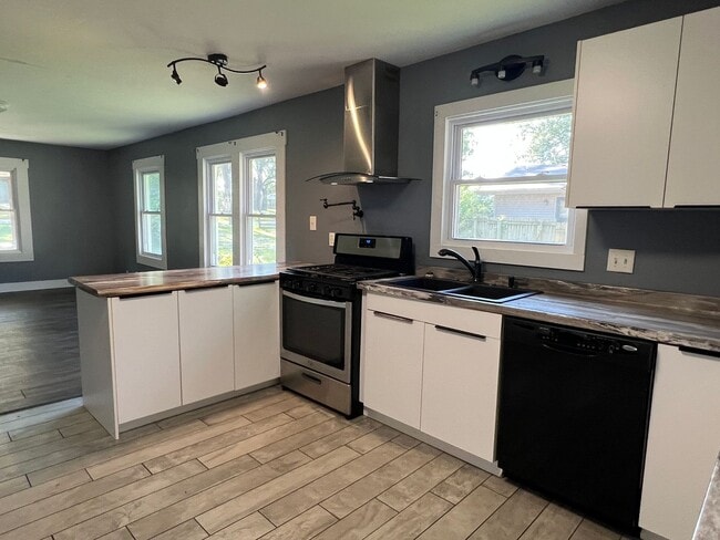 Photo - 2433 N Albertha Ave