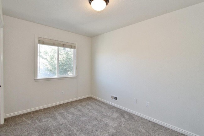 Building Photo - Stunning Home w/Open Floor-plan