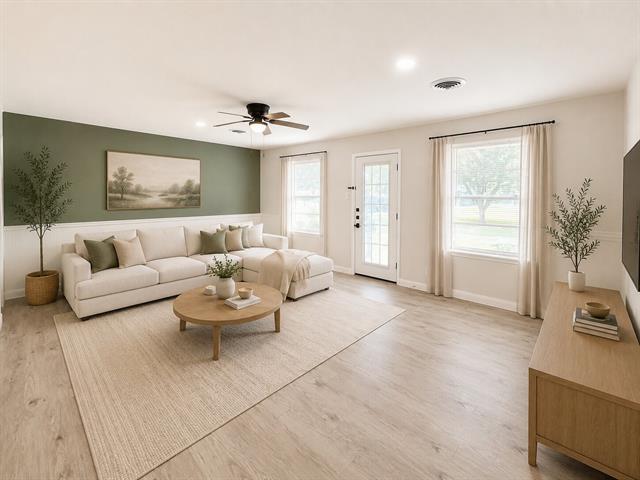 Photo - 1005 Oakwood Ln