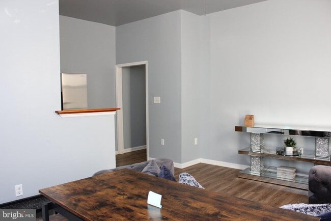 Photo - 2400 Duncan St