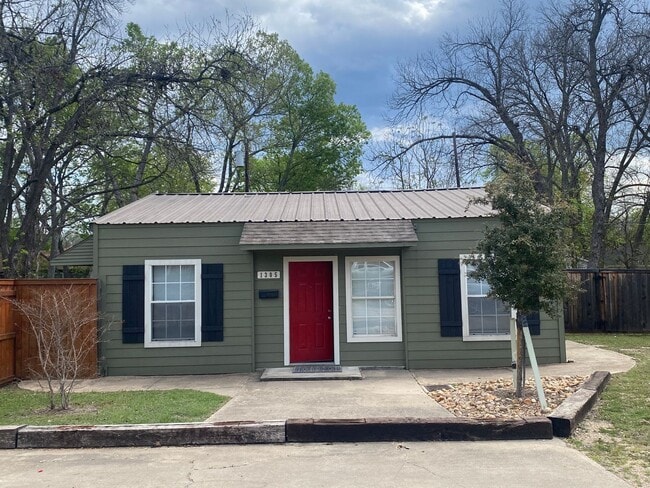 Building Photo - 2 BEDROOM