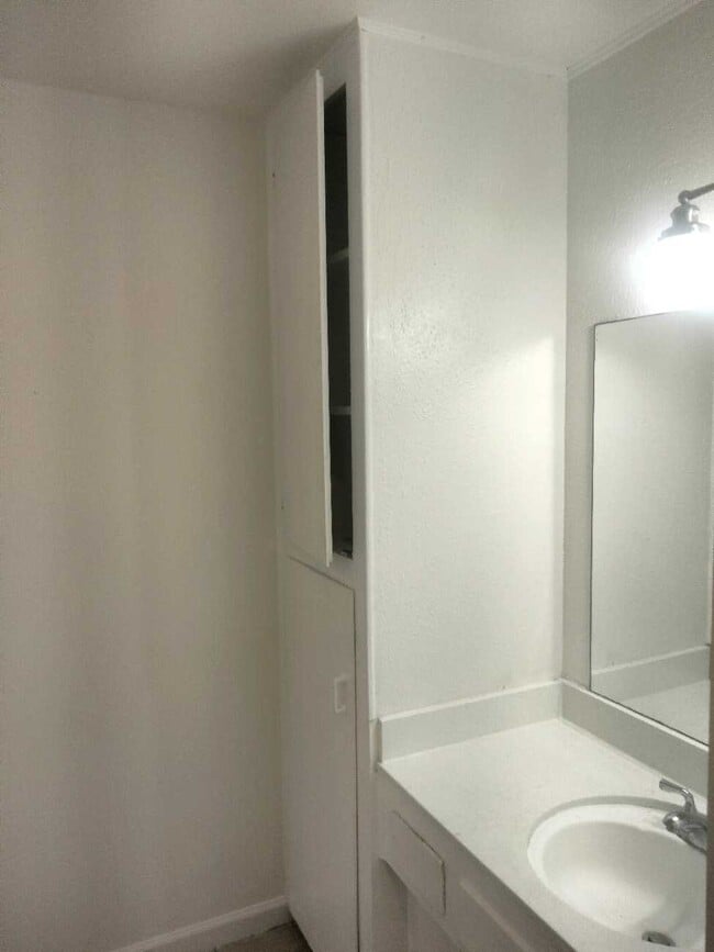 Armarios de baño - 279 Moss St Unidad 11 Campestre