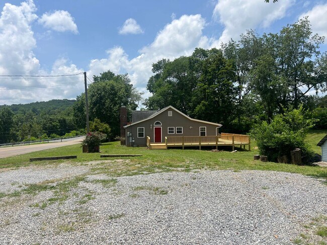 Photo - Very nice 4 bedroom near Tri Cities Airpor... House