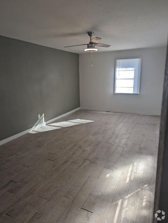 Building Photo - 2 Bedroom, 1 Bathroom Duplex! Rental