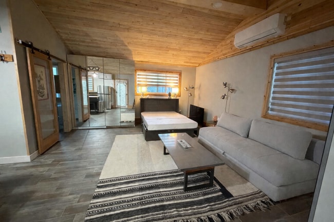 Building Photo - 7711 Owensmouth Ave Unit Modern Cottage