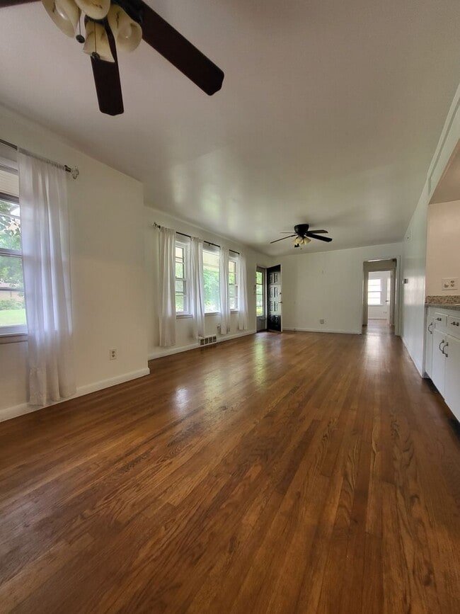 Photo - PRELEASING for Aug 7th! (3-4) Bedroom/(2) Bath Close to Campus!