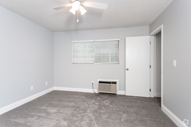 2BR, 1.5BA - 910 SF