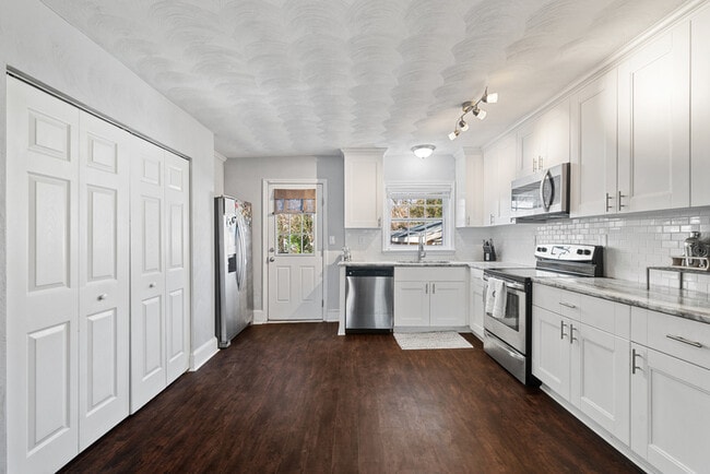 Building Photo - 3221 Locust Ave