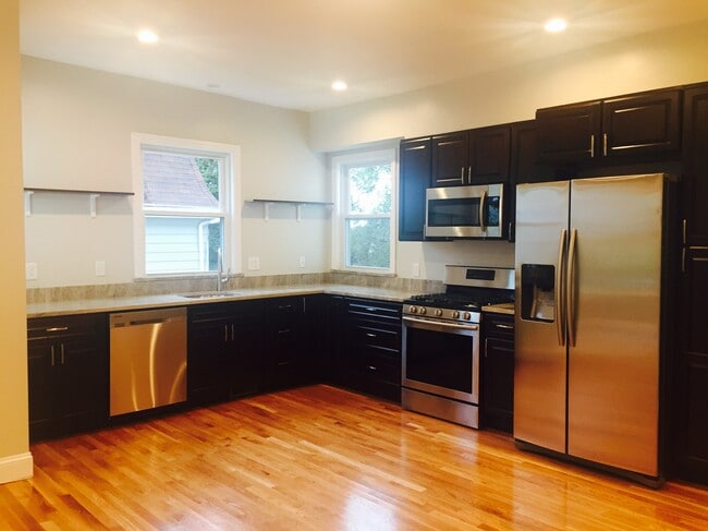 Building Photo - 76 Eleanor St Unit 2