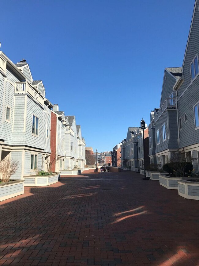 211 Chandler’s Wharf-Portland: Water views... - 211 Chandler’s Wharf-Portland: Water views... Condo