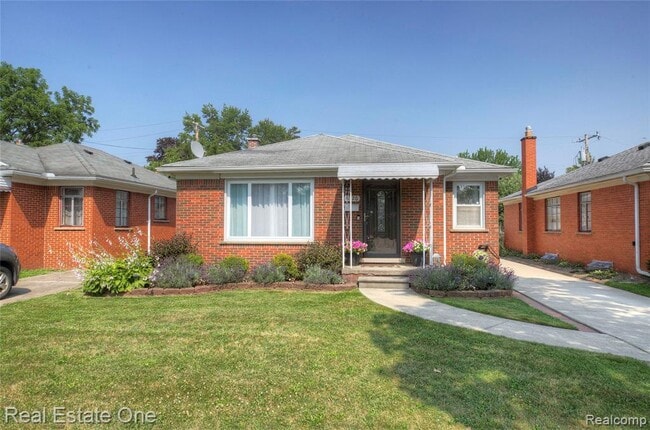 Photo - 8126 Dale St