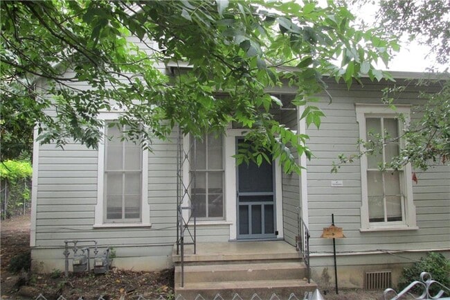 Building Photo - 704 W 22nd St
