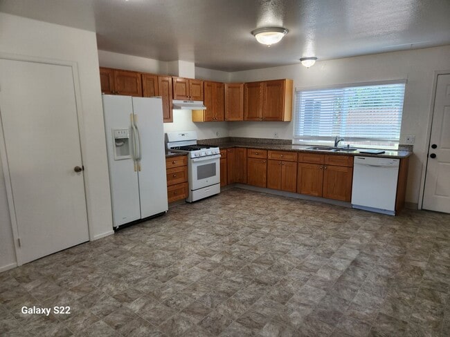 Photo - Bright and Cheery 4 bedroom, 2 bathroom ho...
