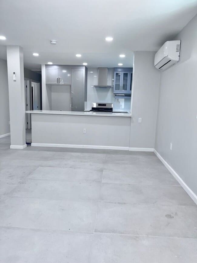 Building Photo - Avenue B (925-927) Unit #927
