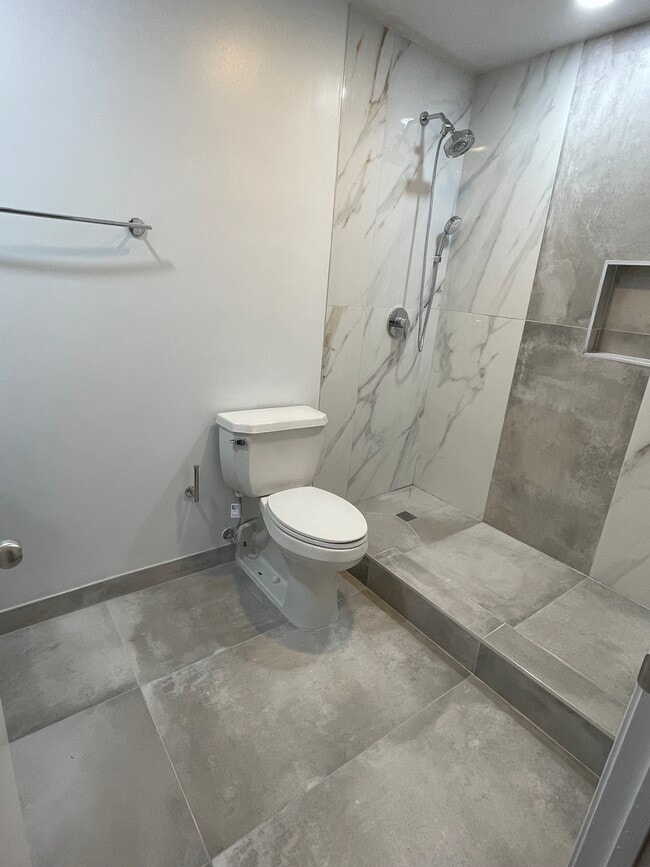 Ducha a ras de suelo - 811 S Lytle St Unidad 618