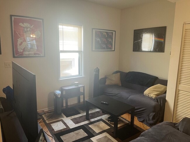 Photo - One bed, duplex in Lakeview, Pet friendly!! Apartment Unit 2R