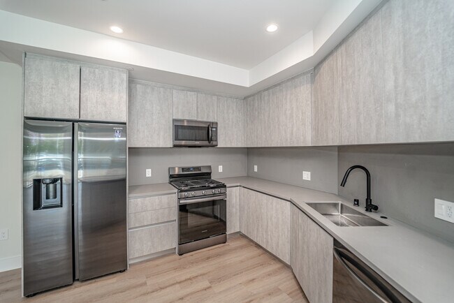 Photo - 2828 London St