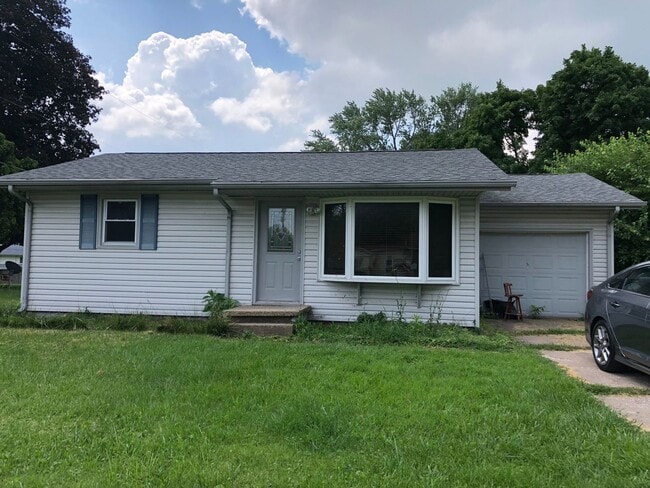 Building Photo - Comfy 2-Bedroom Home with Garage in Moline