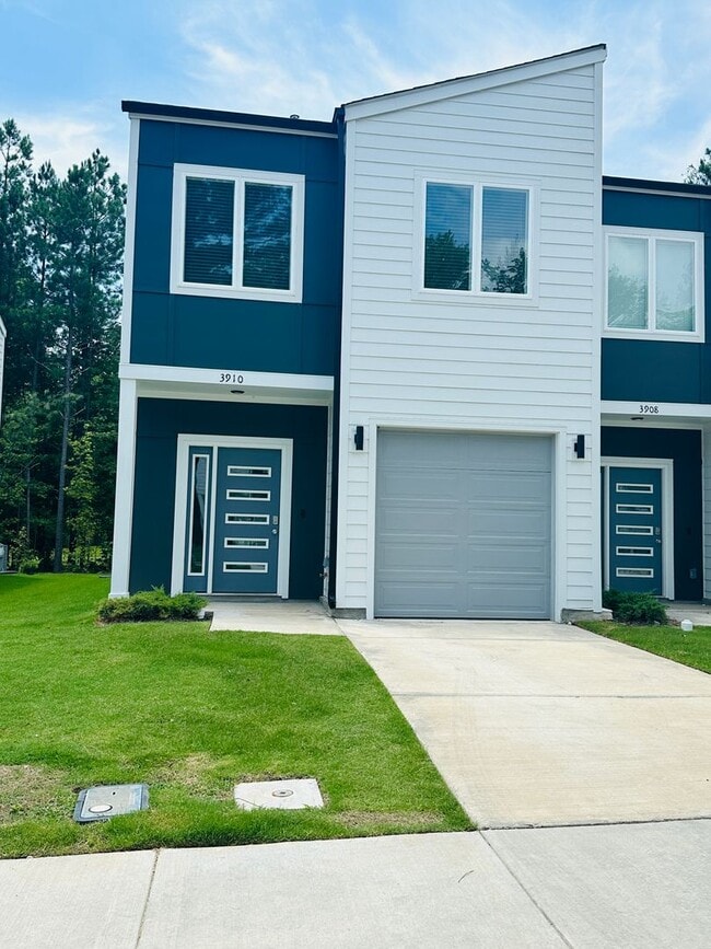 Building Photo - Beautiful Townhome Unit 1