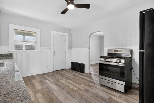 Photo - 571 Amherst St