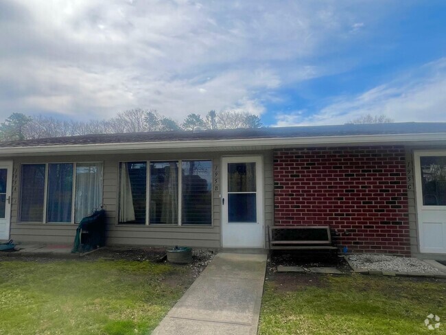 Building Photo - 195 Newcastle Ct Unit B Rental