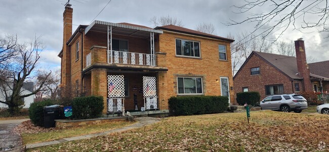 Building Photo - 1106 Covedale Ave Unit 2 Rental