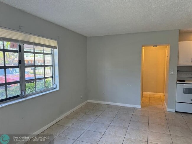 Photo - 5301 NW 18th Pl Apartamento