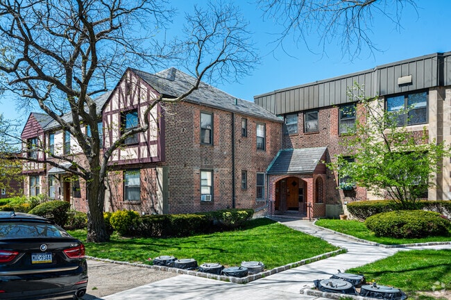 Photo - 76-03 Ditmars Blvd