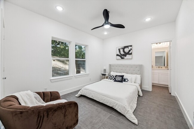 Photo - 2122 Oatfield Dr