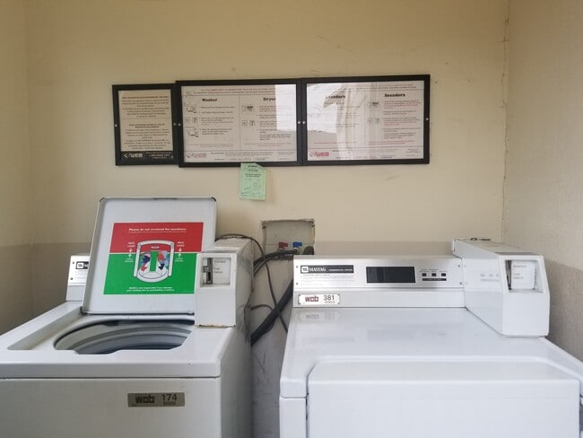 Building Photo - 1226 Gower N St Unit 2