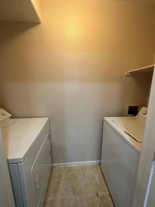 Photo - Cozy Condo with fireplace in living room. Unidad 232