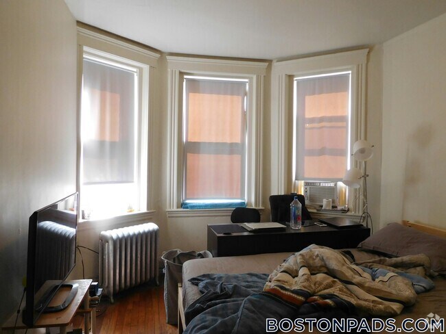 Building Photo - 1175 Boylston St Unit 32 Rental