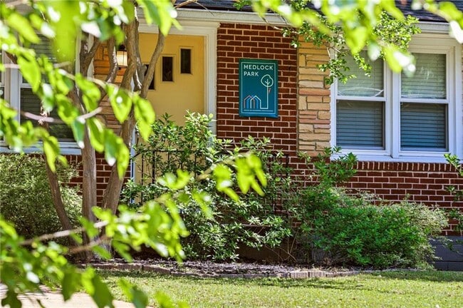 Photo - 2670 Woodridge Dr