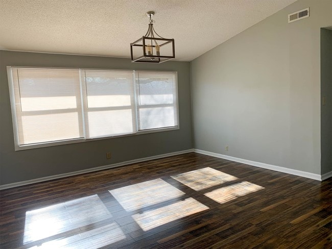 Photo - 1405 Crocus Ln