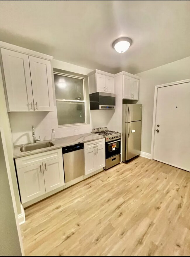 Building Photo - 3720 N Clark St Unit 2