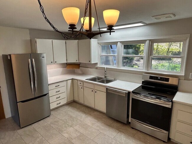 Photo - 4 Bedroom, 2 Bathroom House in SE Eugene