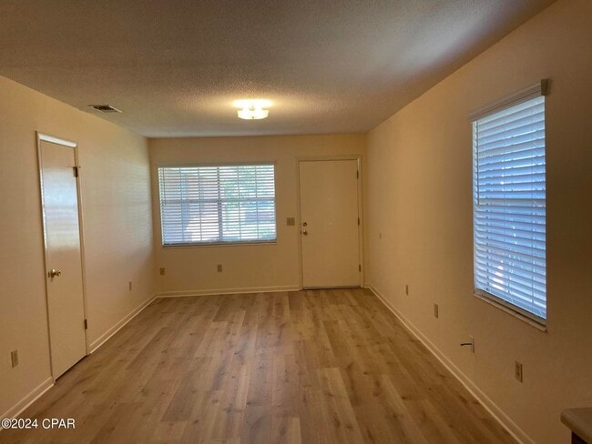 Photo - 5605a Hilltop Ave