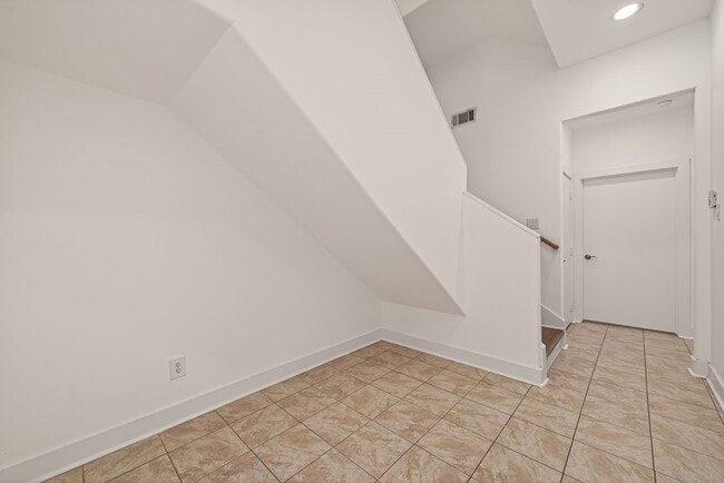 Photo - 724 Ruthven St