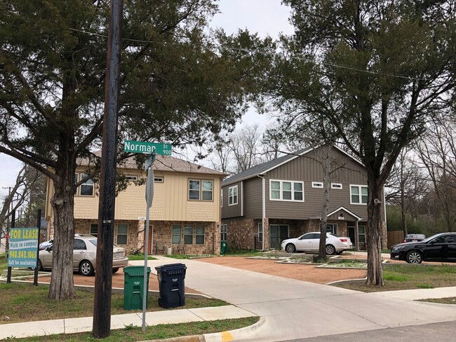 Building Photo - ***4 Bedroom 2.5 Bath*** Walking distance to UNT***