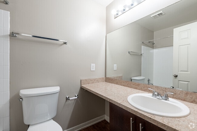 1BR, 1BA - 900SF - Breakers Premium - Bathroom