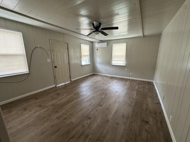 Photo - 812 W 5th St