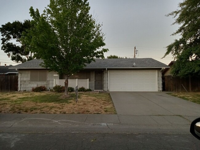 Building Photo - Beautiful No. Highlands 3 Bedroom Remodele... Rental