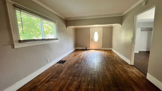 Photo - 357 Fox St SW