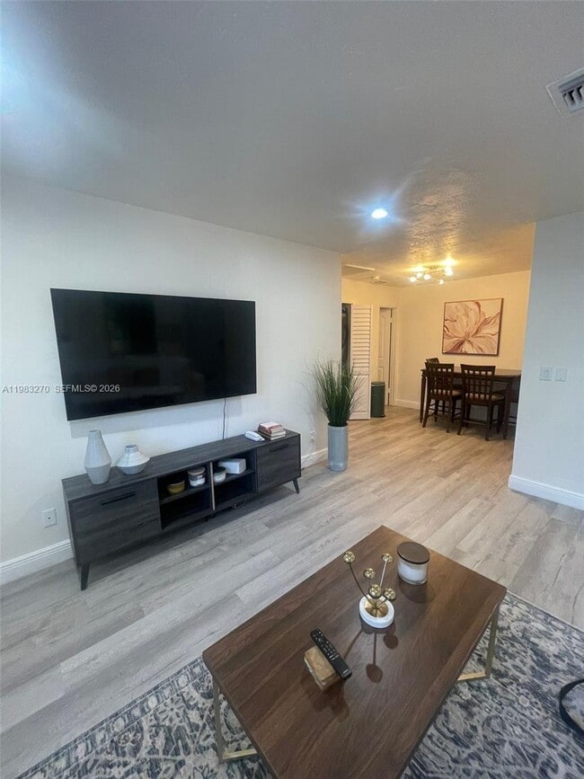 Photo - 1736 N 16th Ct Unidad A