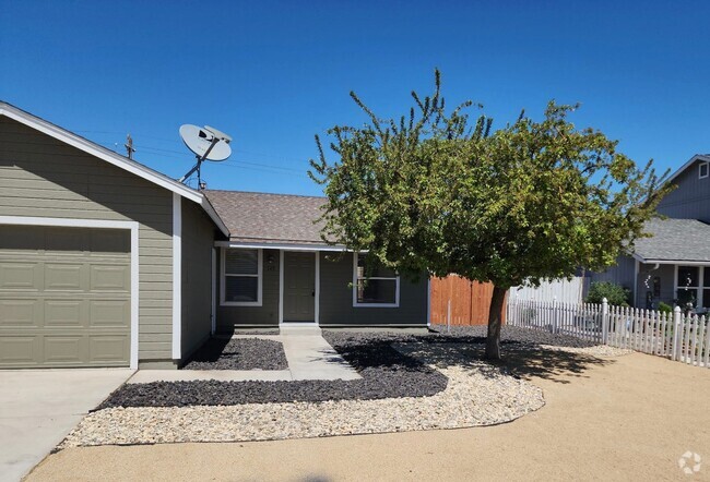 Building Photo - Cozy near Golf Course, lvp flooring, low m... Rental